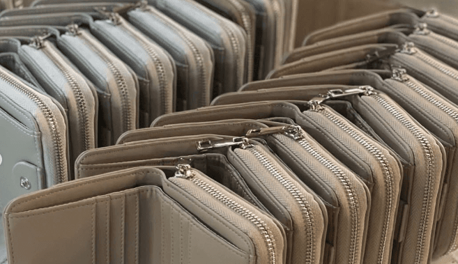 ช่างฝีมือไทยกำลังเย็บกระเป๋าหนังอย่างประณีต