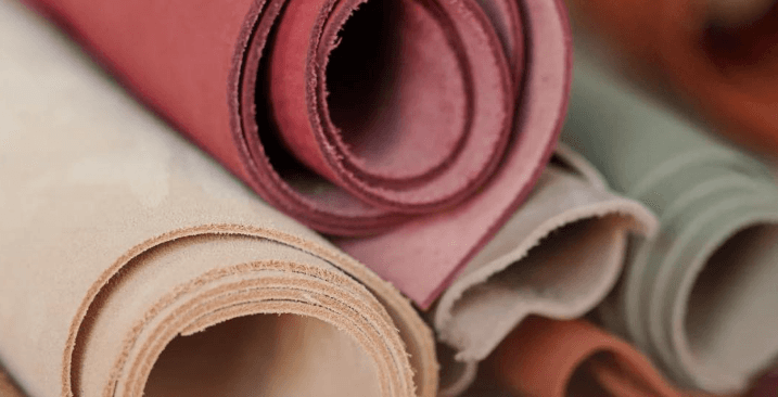 ตัวอย่างชิ้นหนังแท้และหนังเทียมประเภทต่างๆ วางเปรียบเทียบกัน